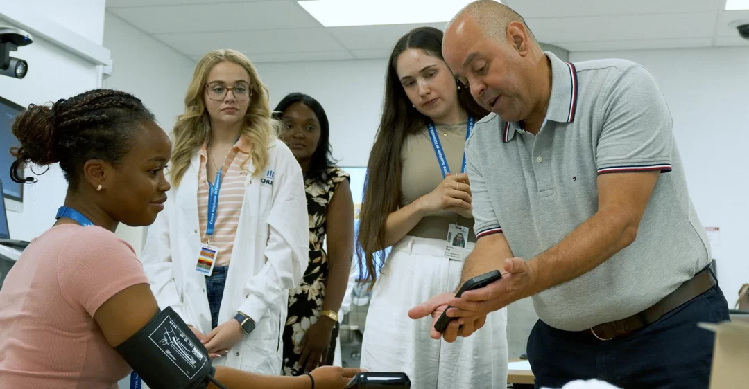 Académie d‘été : Faire découvrir les métiers de la santé aux jeunes