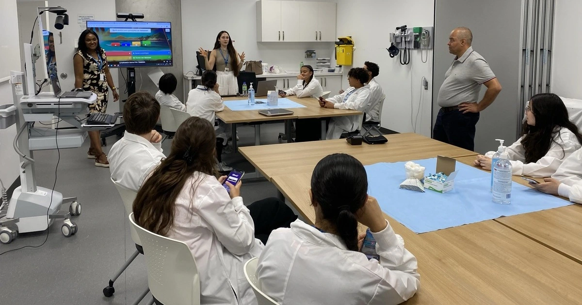 Groupe d’étudiants participant à un quiz interactif sur la télésanté.