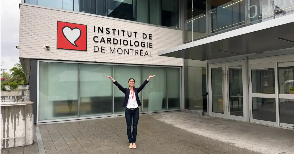 Isabelle devant l‘entrée de l‘Institut de cardiologie de Montréal.