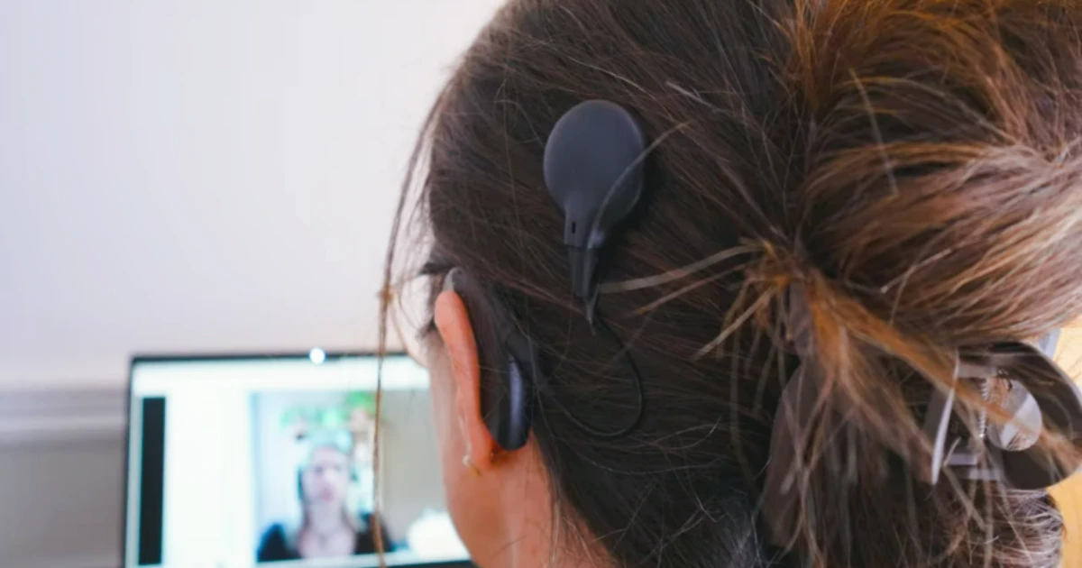 Patiente avec implant cochléaire lors d’une séance de réadaptation avec son ordinateur.