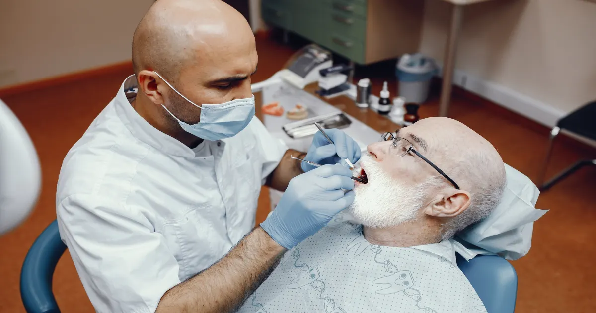 Dentiste examinant une personne âgée.