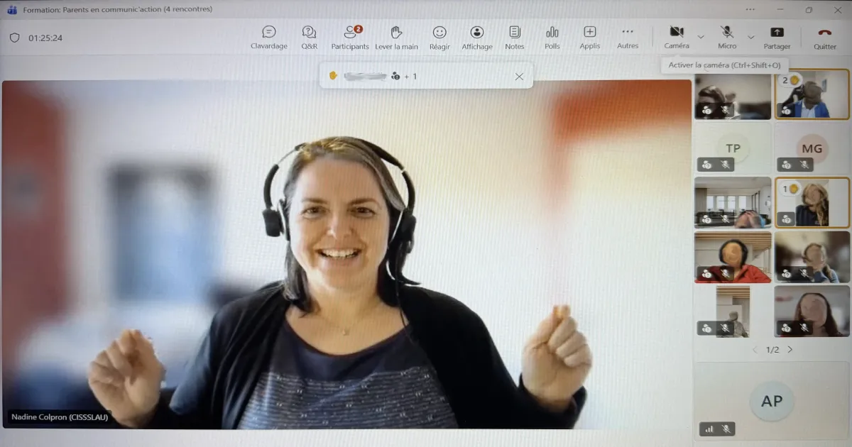 Orthophoniste à l’écran lors d’une rencontre virtuelle avec des parents.