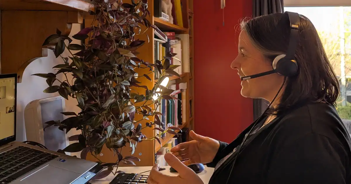 Orthophoniste à l’écran lors d’une rencontre virtuelle avec des parents.